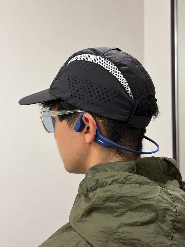 Shokz OpenRunとランニングキャップ、サングラスを同時に着用した様子