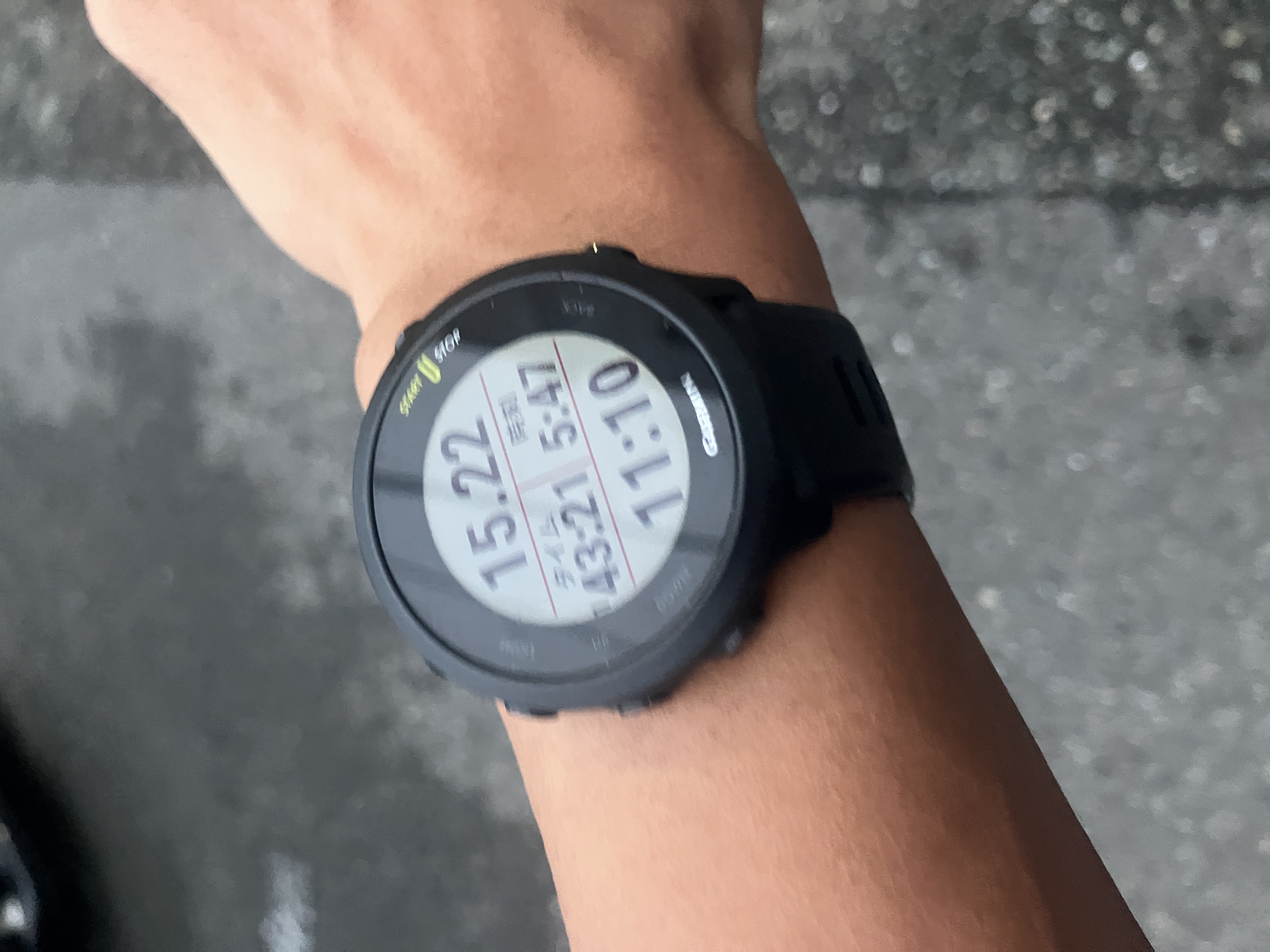 Garmin ForeAthlete 55でランニング中の距離・時間・平均ペースを確認している画面